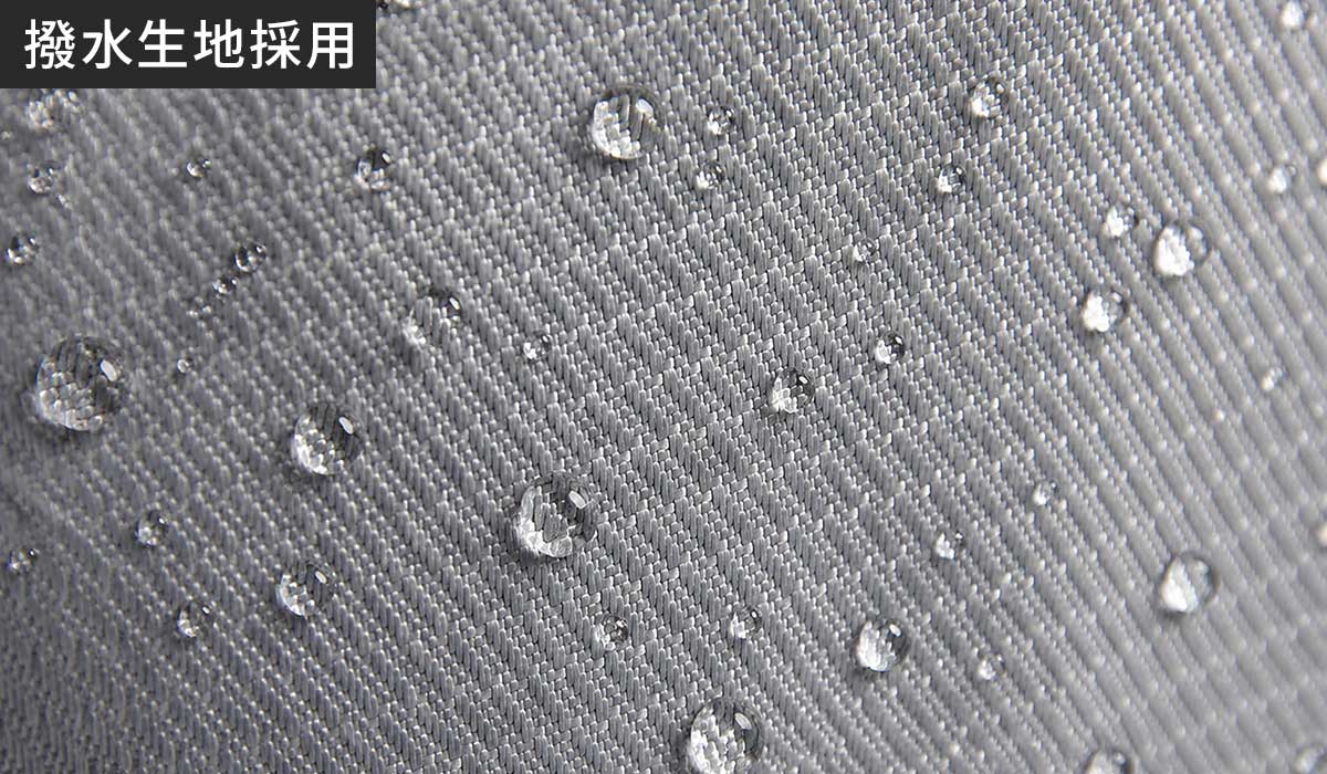 撥水生地が水滴を弾いている様子